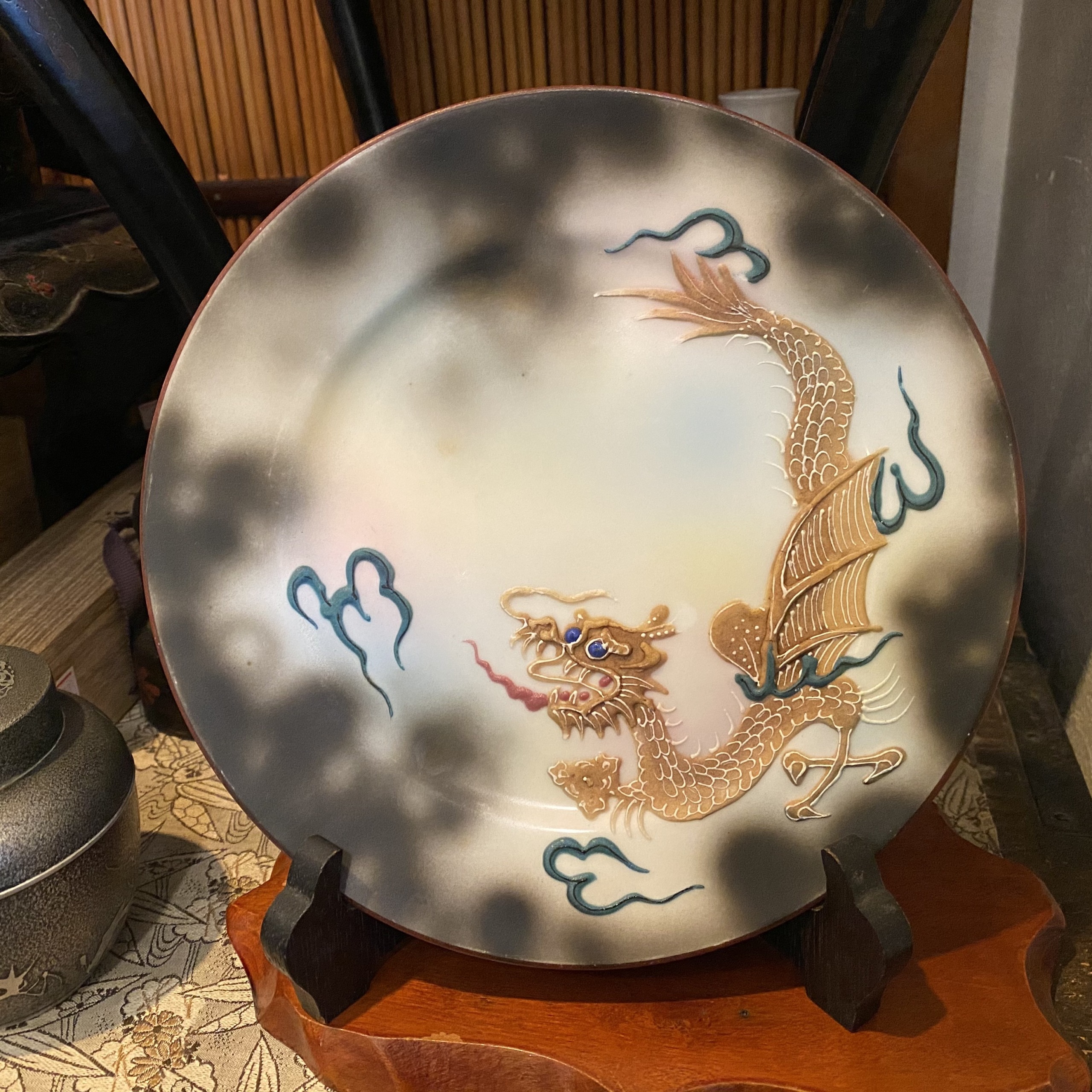 龍の飾り皿 骨董品 陶器 有田焼 陶芸家 藤井錦彩作】有田焼美術品 鉄釉金プラチナ彩龍絵飾り