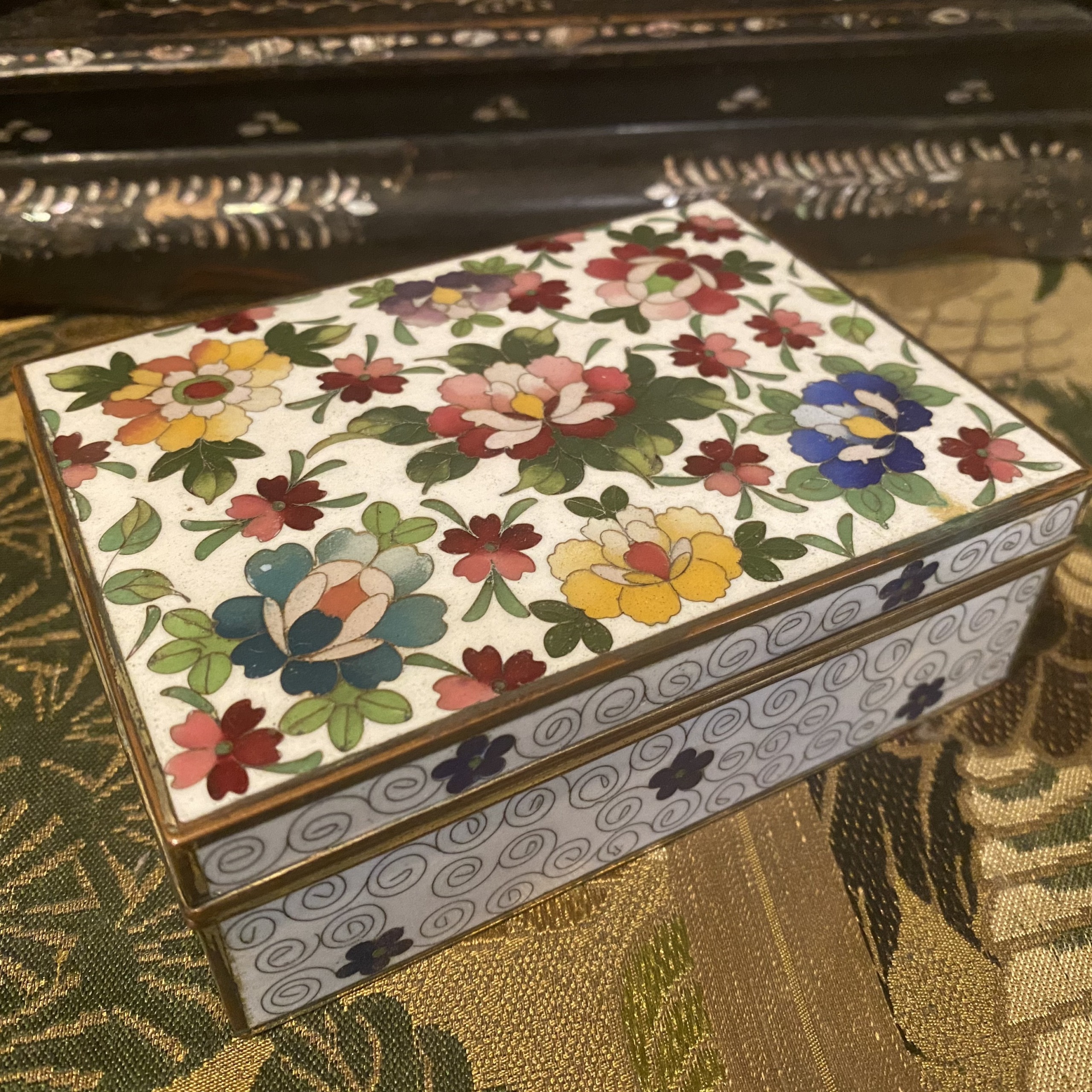 七宝焼き 煙草入れ 白地花柄 古道具 アンティーク 骨董 小物入れ IMG_4245-scaled.jpg
