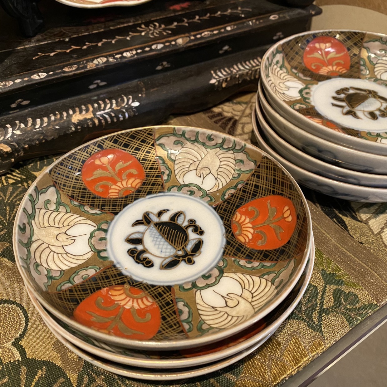 伊万里焼　４寸皿　赤絵金襴手　中央に橘、鶴柄　明治時代