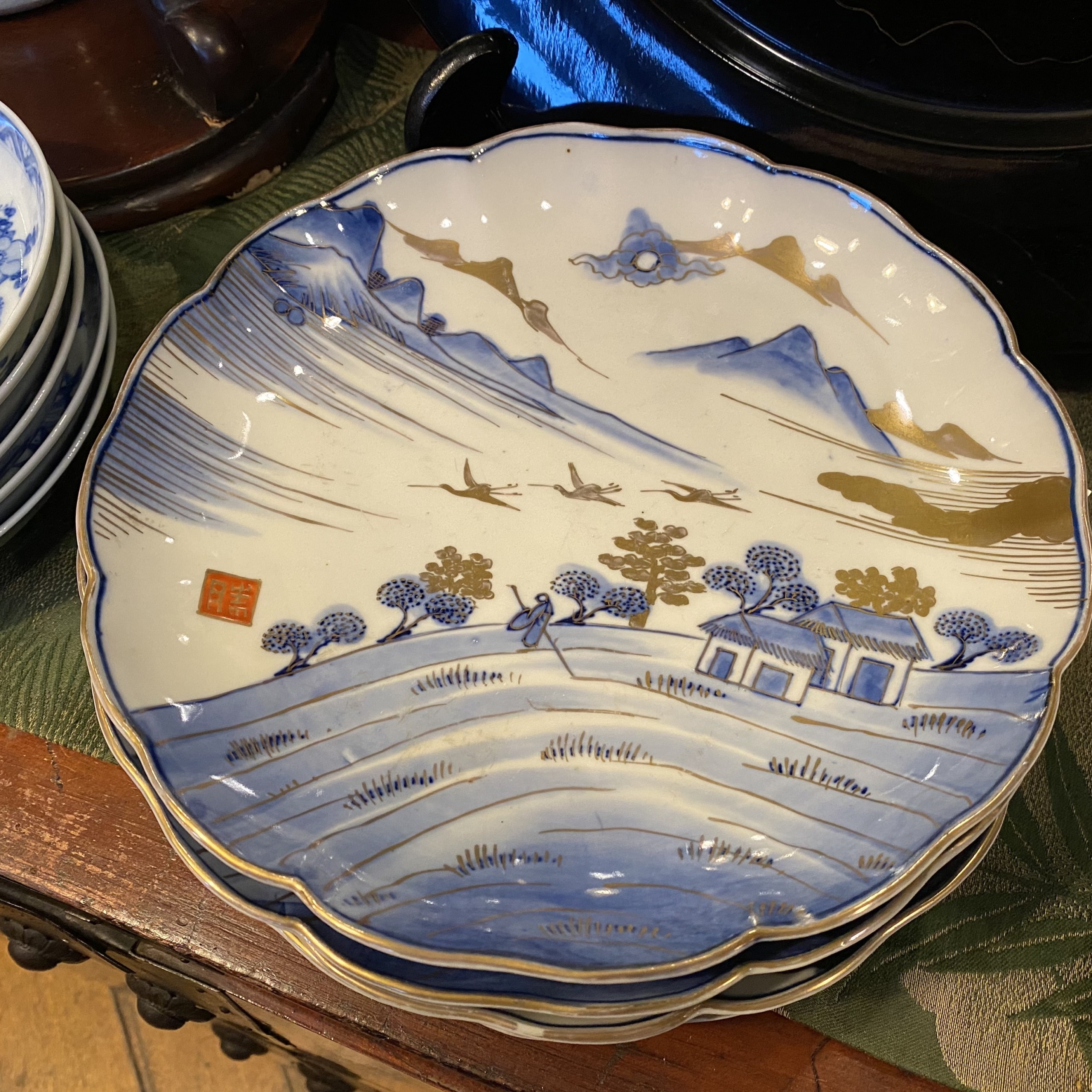 伊万里焼　8寸皿　染付金襴手　風景画、人物、家　明治時代