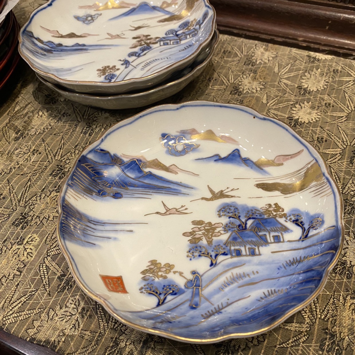 伊万里焼　4寸皿　２枚セット　染付金襴手　風景画、人物、家　明治時代