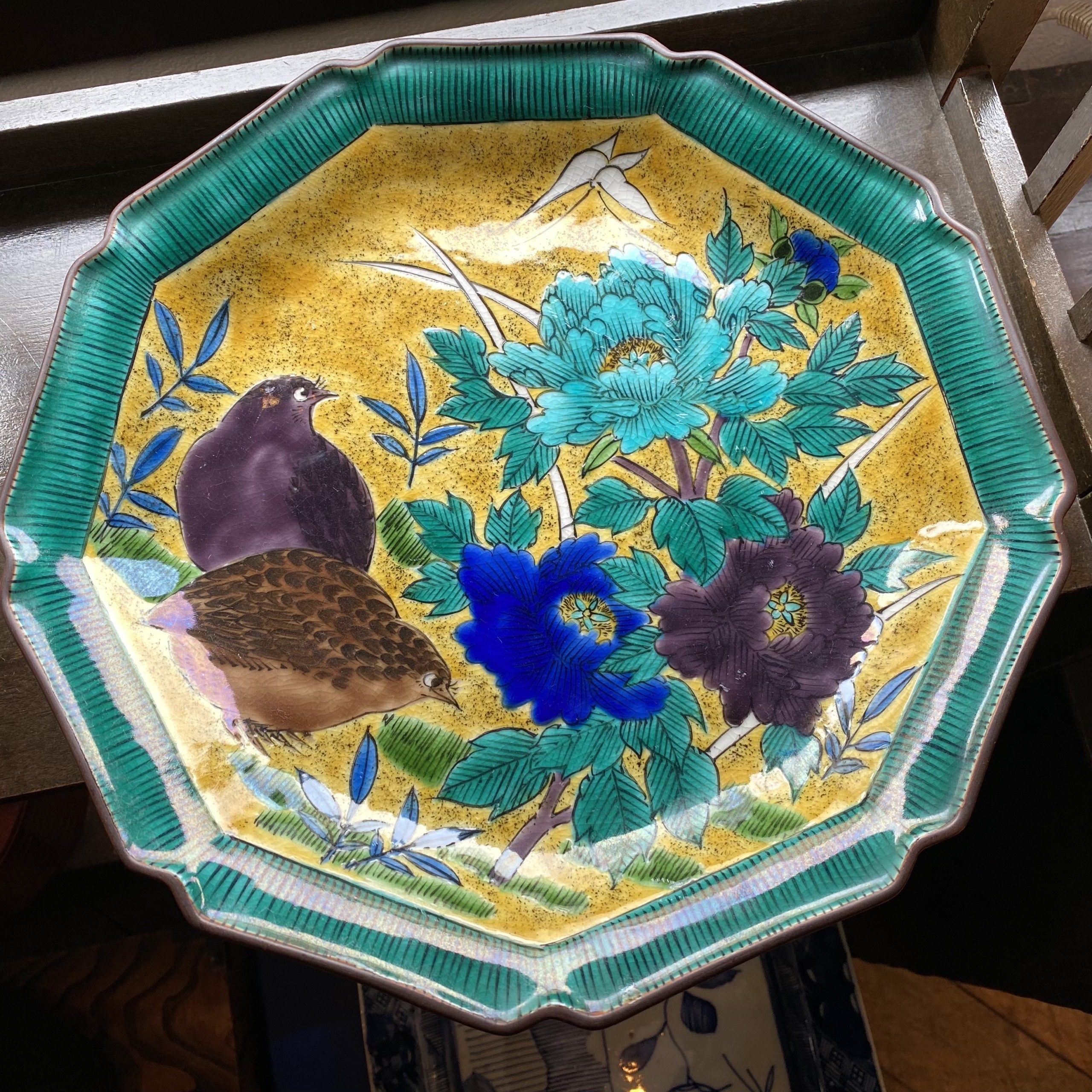m22391・新品・上代20,000円★くろちく麻のれん・昭和ハイカラ文様 九谷焼 青手 絵皿 うずらと牡丹柄 昭和中期 | Antique Nanae