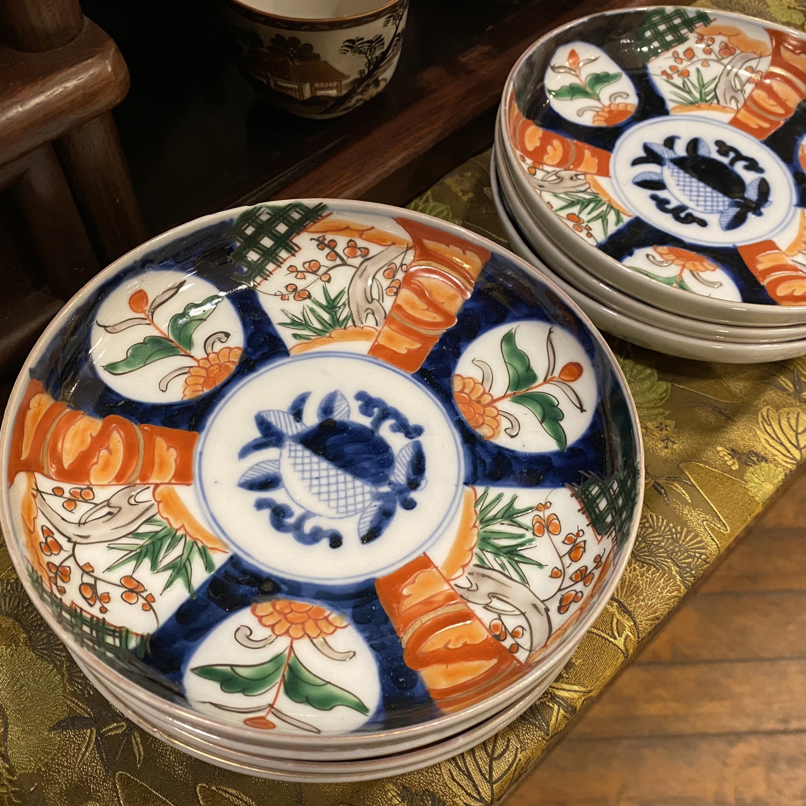 伊万里焼 7寸皿 赤絵 竹、花、三重菱 | Antique Nanae