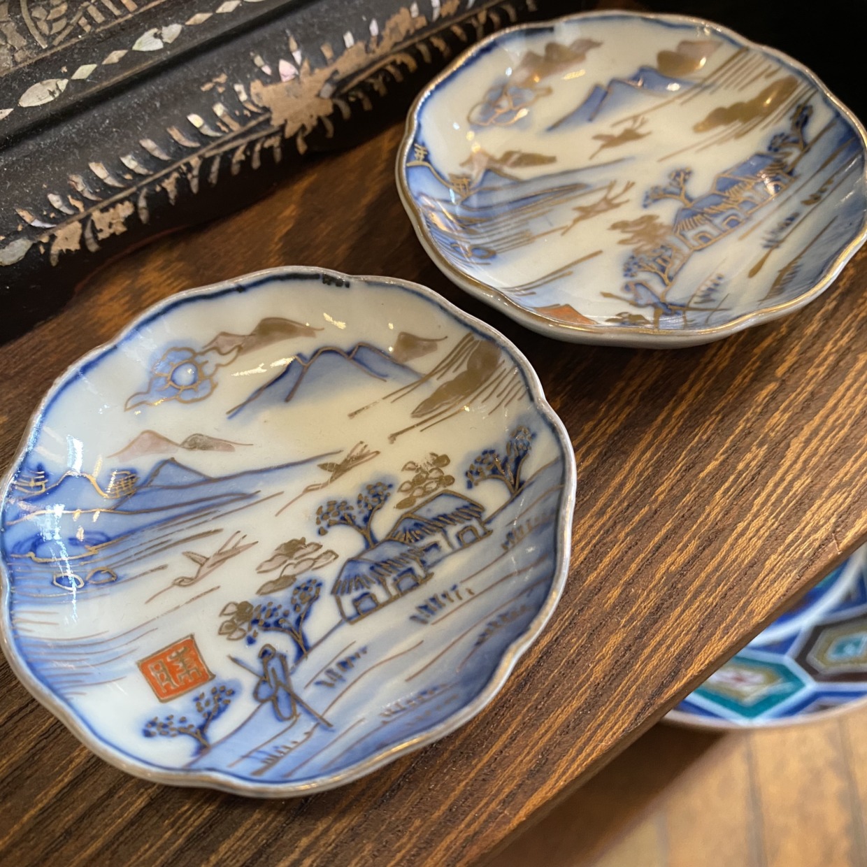 伊万里焼　豆皿 ２枚セット　染付金襴手　風景画