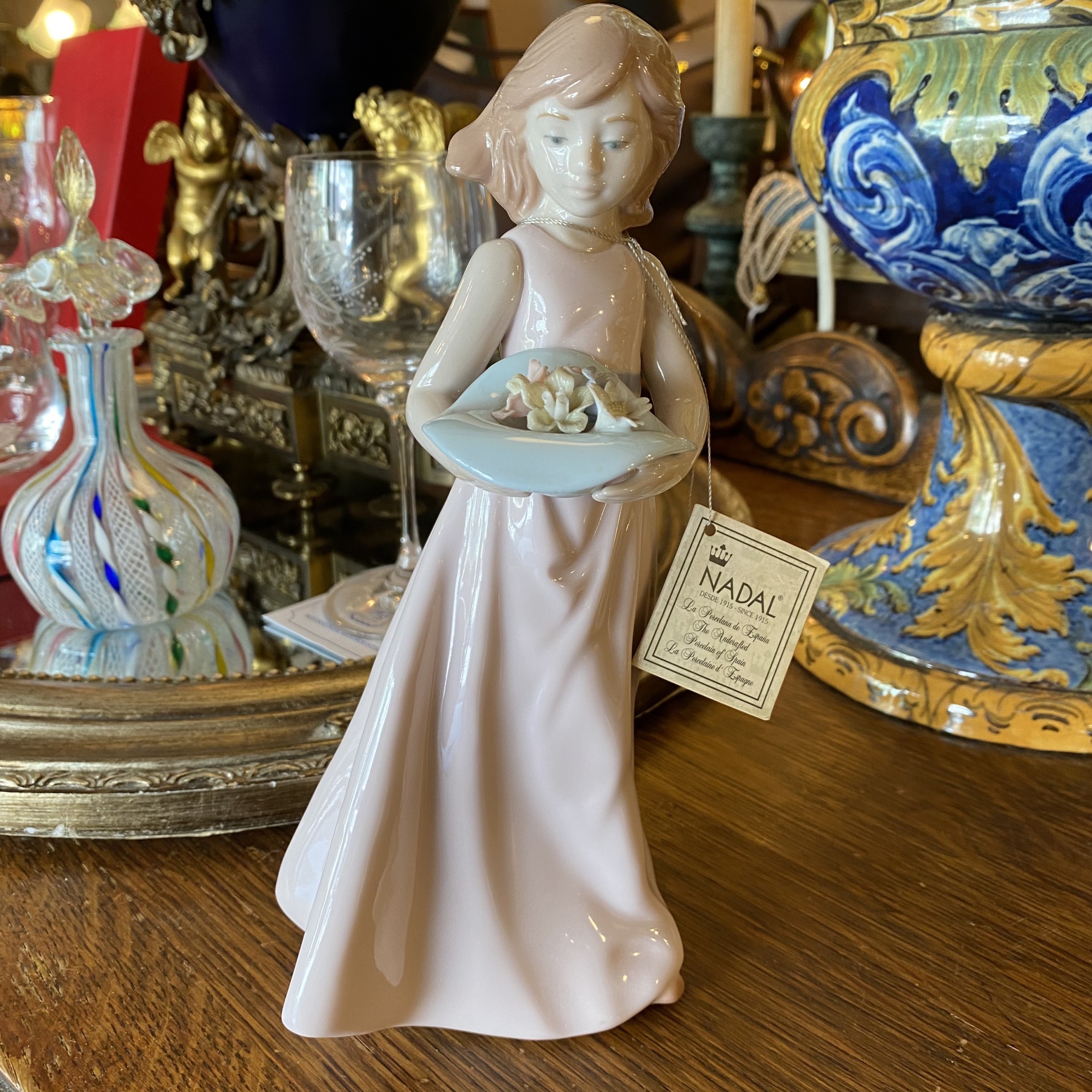 Nadal 花入り帽子を持つ少女 フィギュリン | Antique Nanae